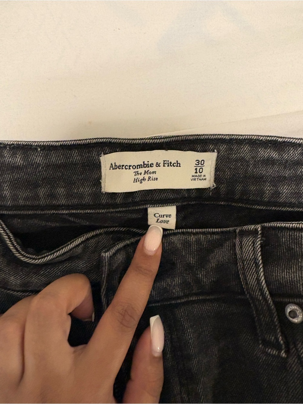 Abercrombie & Fitch High-Rise Mom Jeans Curve Love 30 in Black - Picture 2 of 3